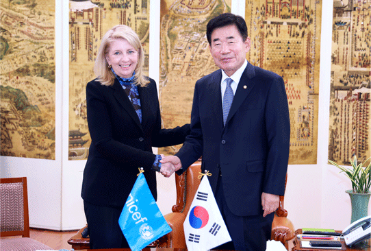 Speaker Kim meets with Unicef&rsquo;s Executive Director 관련사진 1 보기