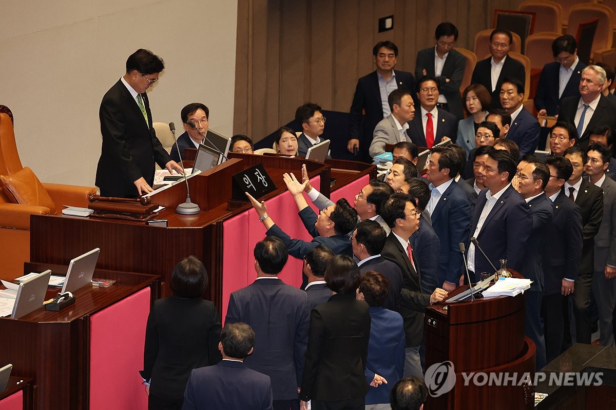 Opposition-controlled National Assembly passes bill on special counsel probe over Marine&#39;s death 관련사진 1 보기