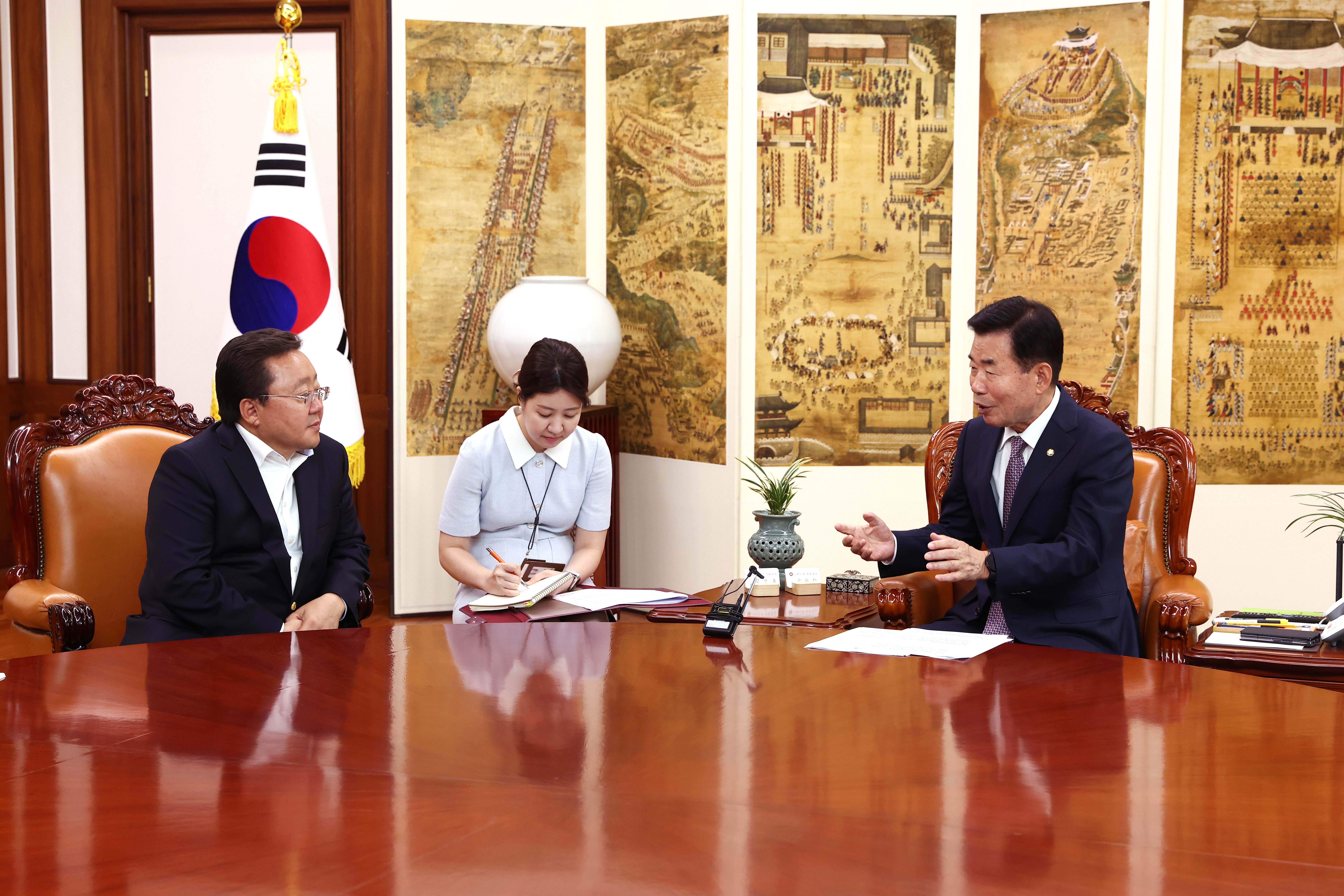 Speaker meets with former Mongolian President 관련사진 3 보기