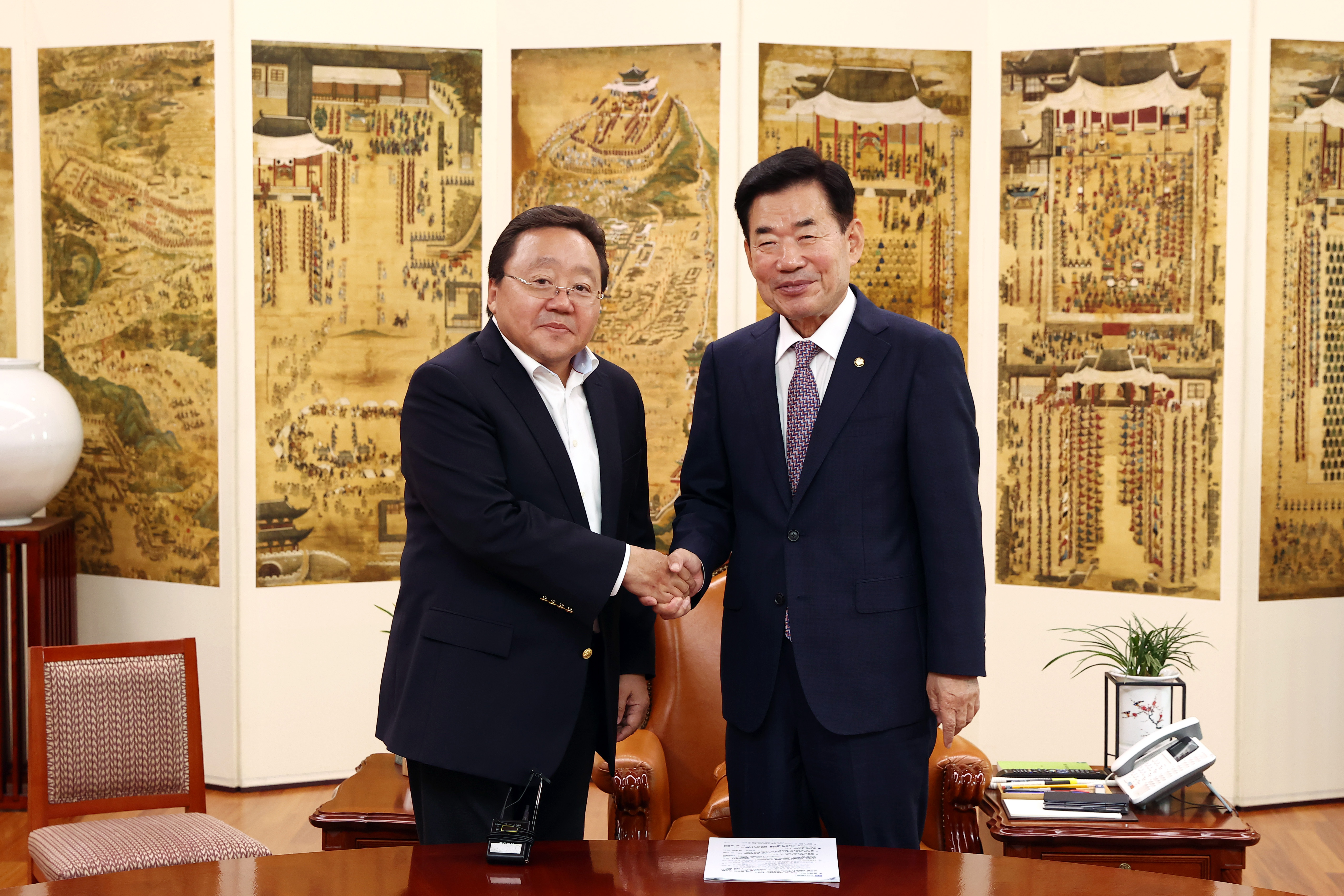 Speaker meets with former Mongolian President 관련사진 2 보기