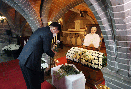 Speaker Kim offers condolences over death of former Pope Benedict XVI 관련사진 1 보기