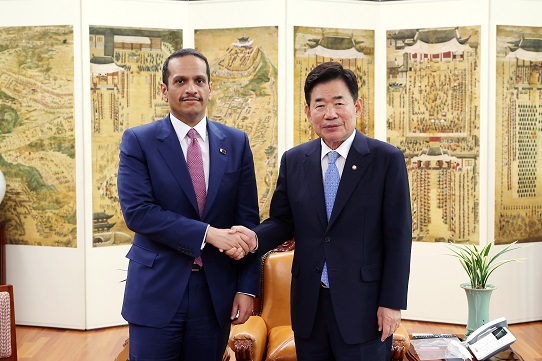 Speaker Kim meets with Qatar’s Deputy Prime Minister  and Minister of Foreign Affairs Al-Thani 관련사진 1 보기