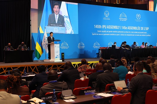 Speaker delivers speech  at the 145th Inter-Parliamentary Union Assembly 관련사진 1 보기