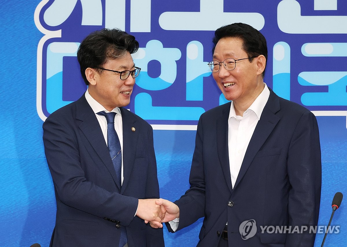 Rival parties agree to cooperate on livelihood-related bills 관련사진 1 보기