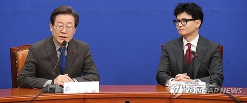 Leaders of ruling, main opposition parties to hold their 1st official talks Sunday 관련사진 1 보기