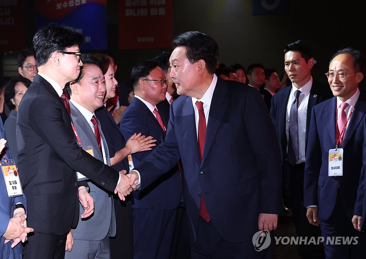 Han Dong-hoon elected new leader of ruling People Power Party 관련사진 3 보기