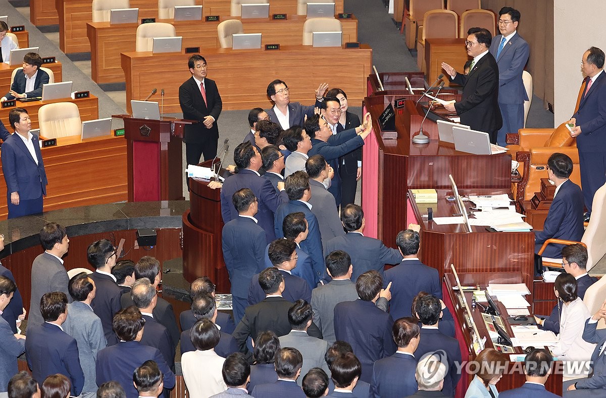 Special counsel bill over Marine&#39;s death scrapped in revote; PPP launches filibuster over broadcasting bills 관련사진 2 보기