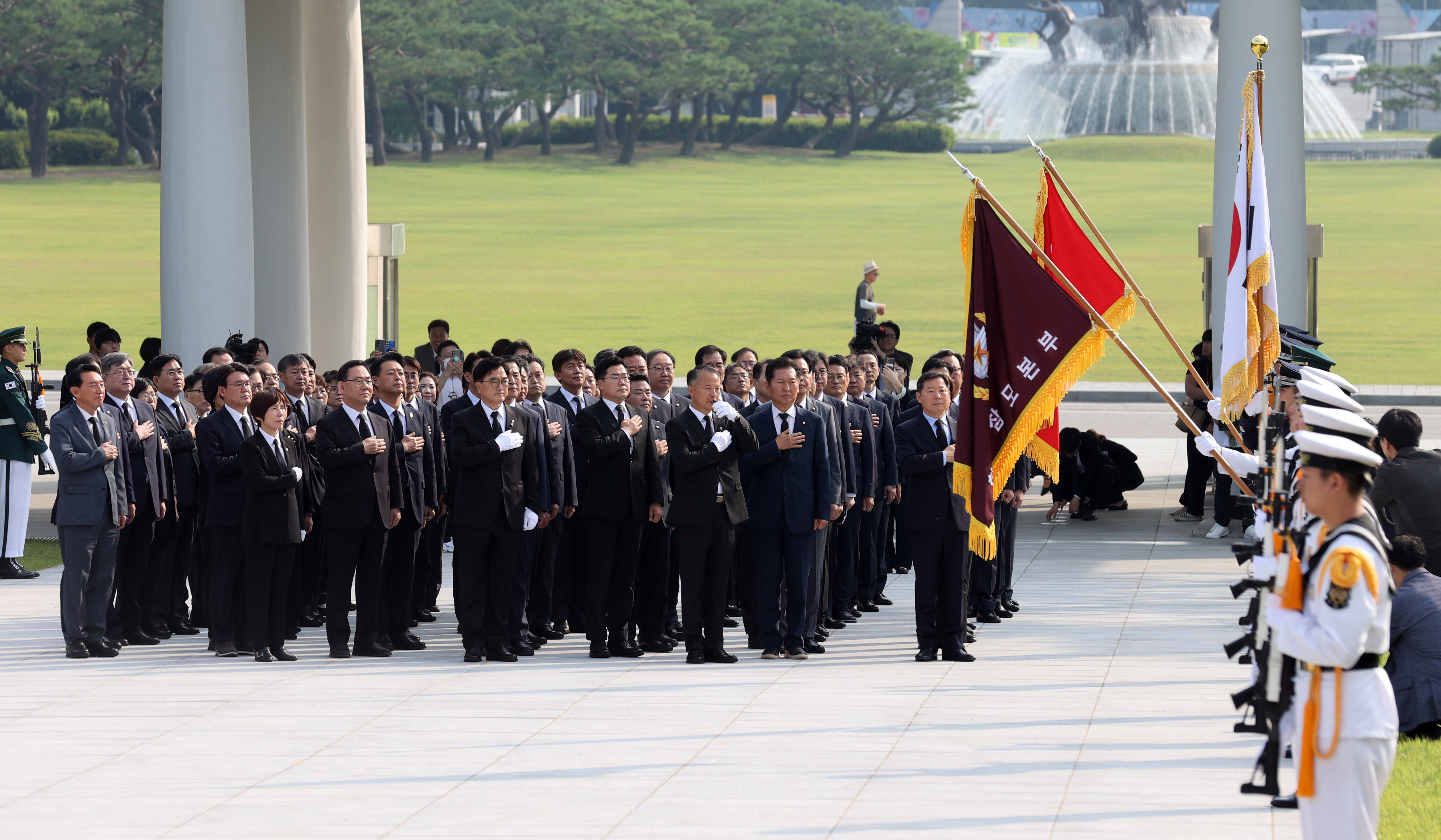 Speaker Woo Won-shik visits Seoul National Cemetery 관련사진 4 보기