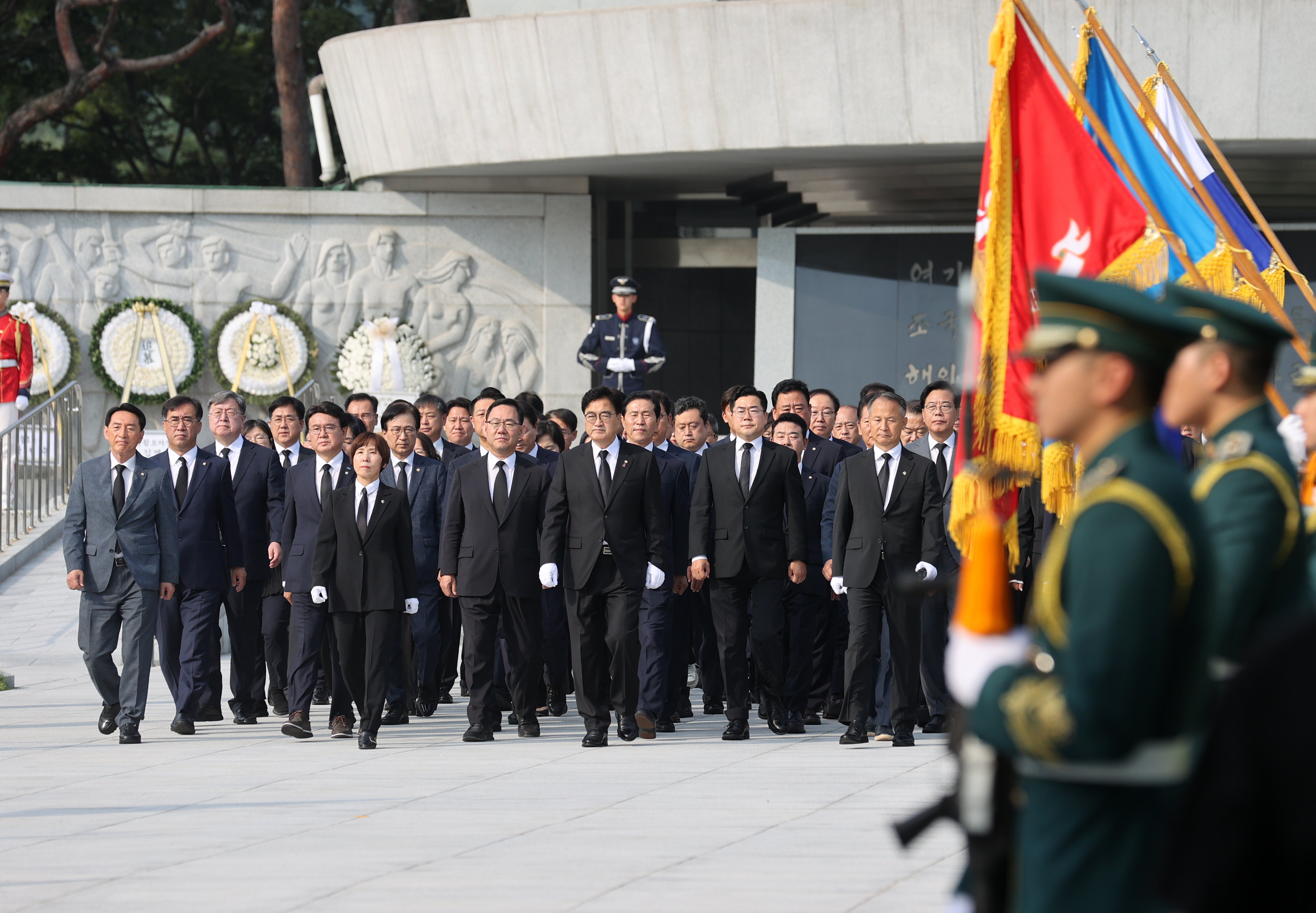 Speaker Woo Won-shik visits Seoul National Cemetery 관련사진 5 보기