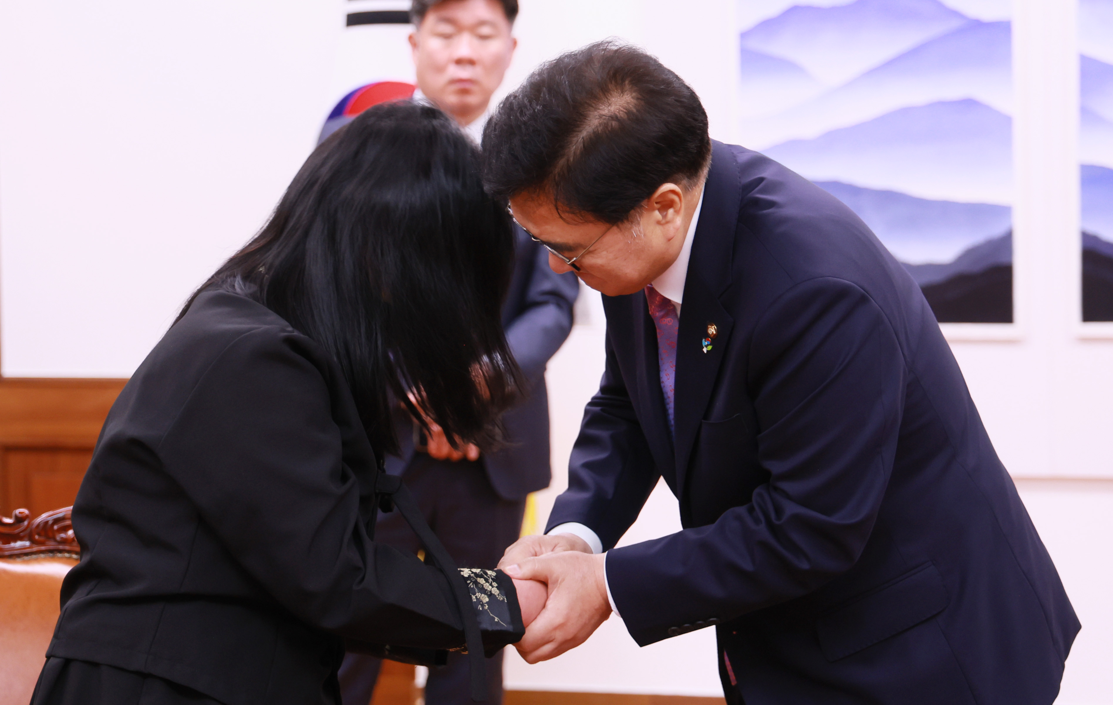 Speaker consoles bereaved family of a teenage worker who died at Jeonju paper mill 관련사진 1 보기