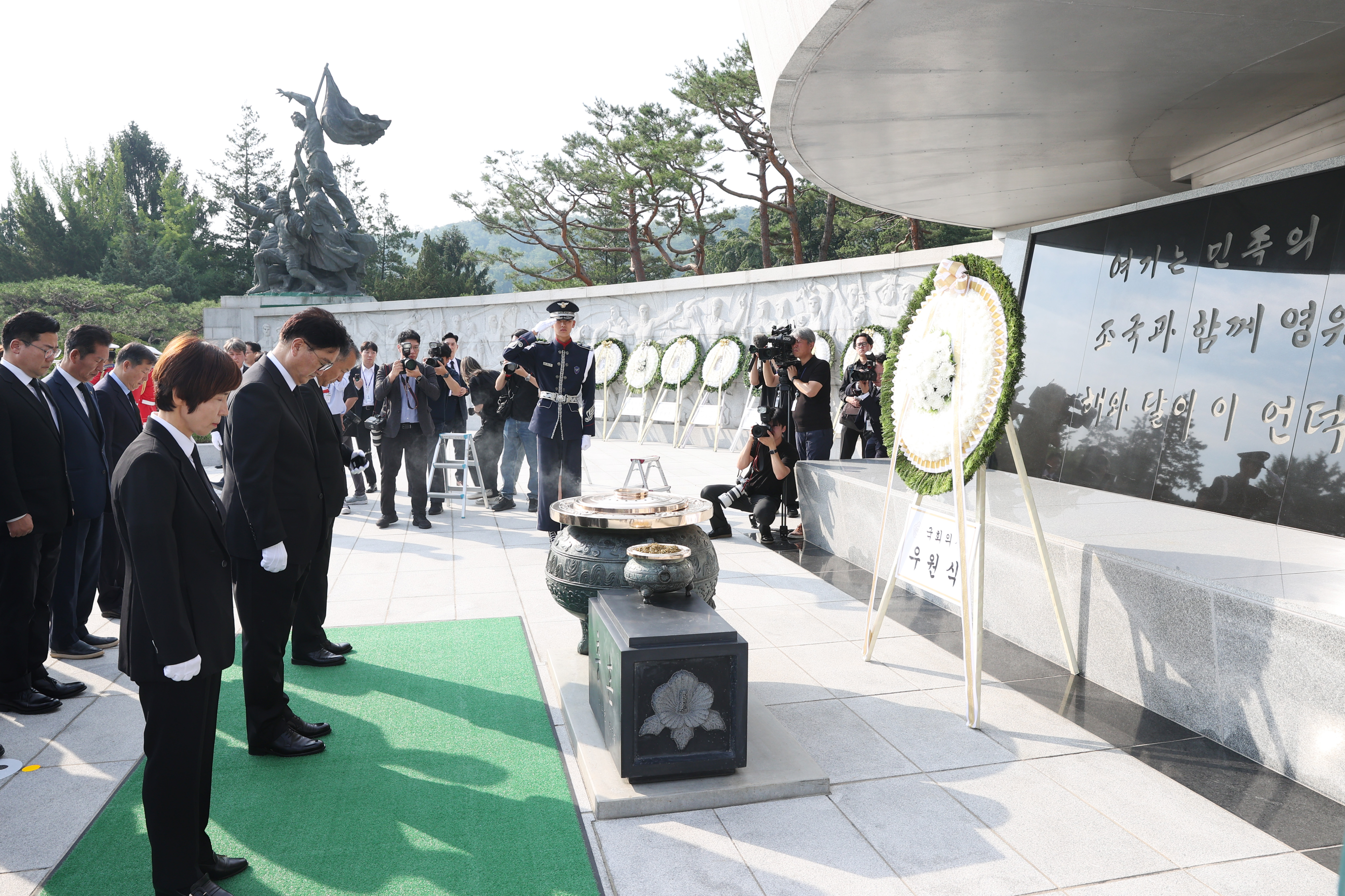 Speaker Woo Won-shik visits Seoul National Cemetery 관련사진 3 보기