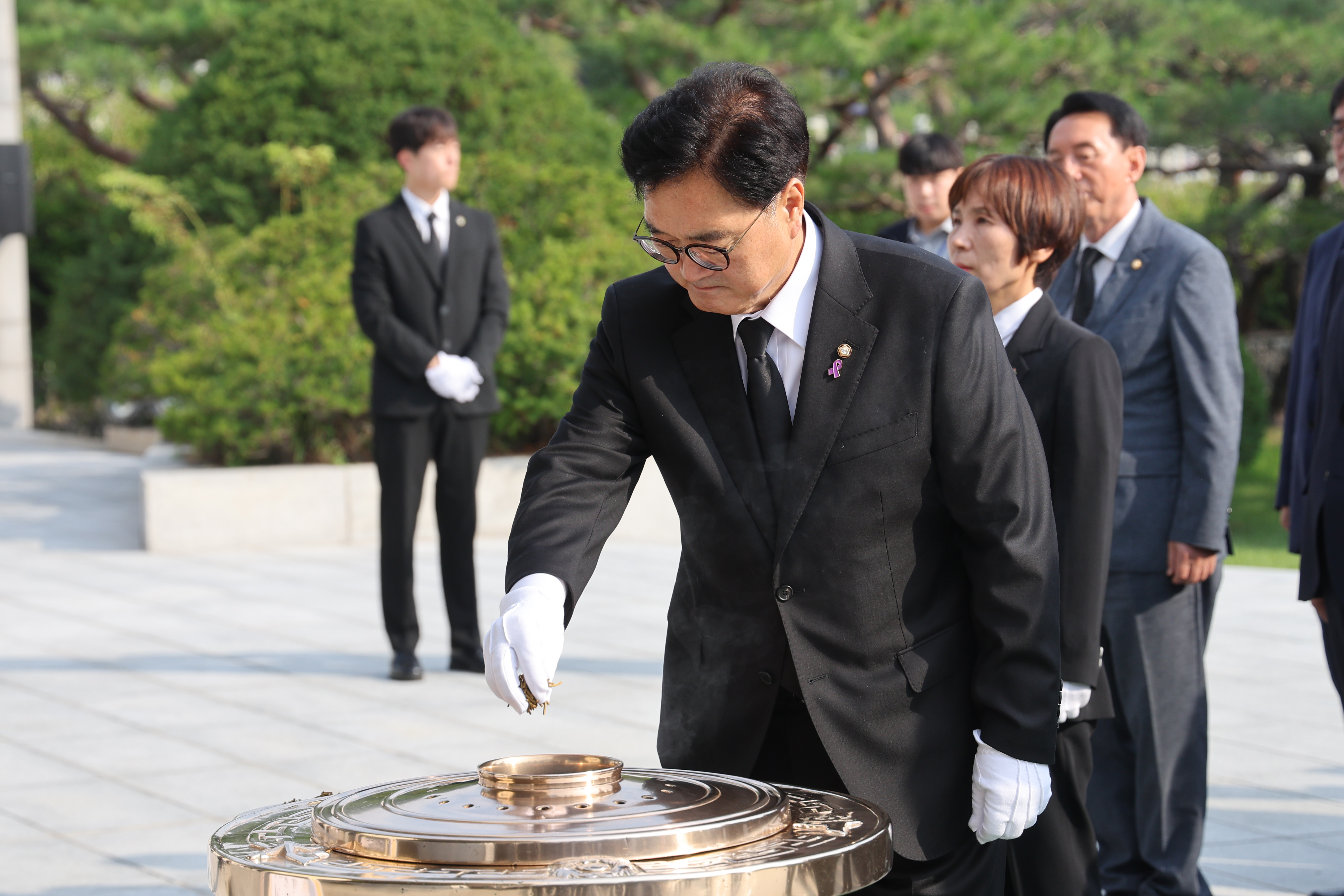 Speaker Woo Won-shik visits Seoul National Cemetery 관련사진 1 보기