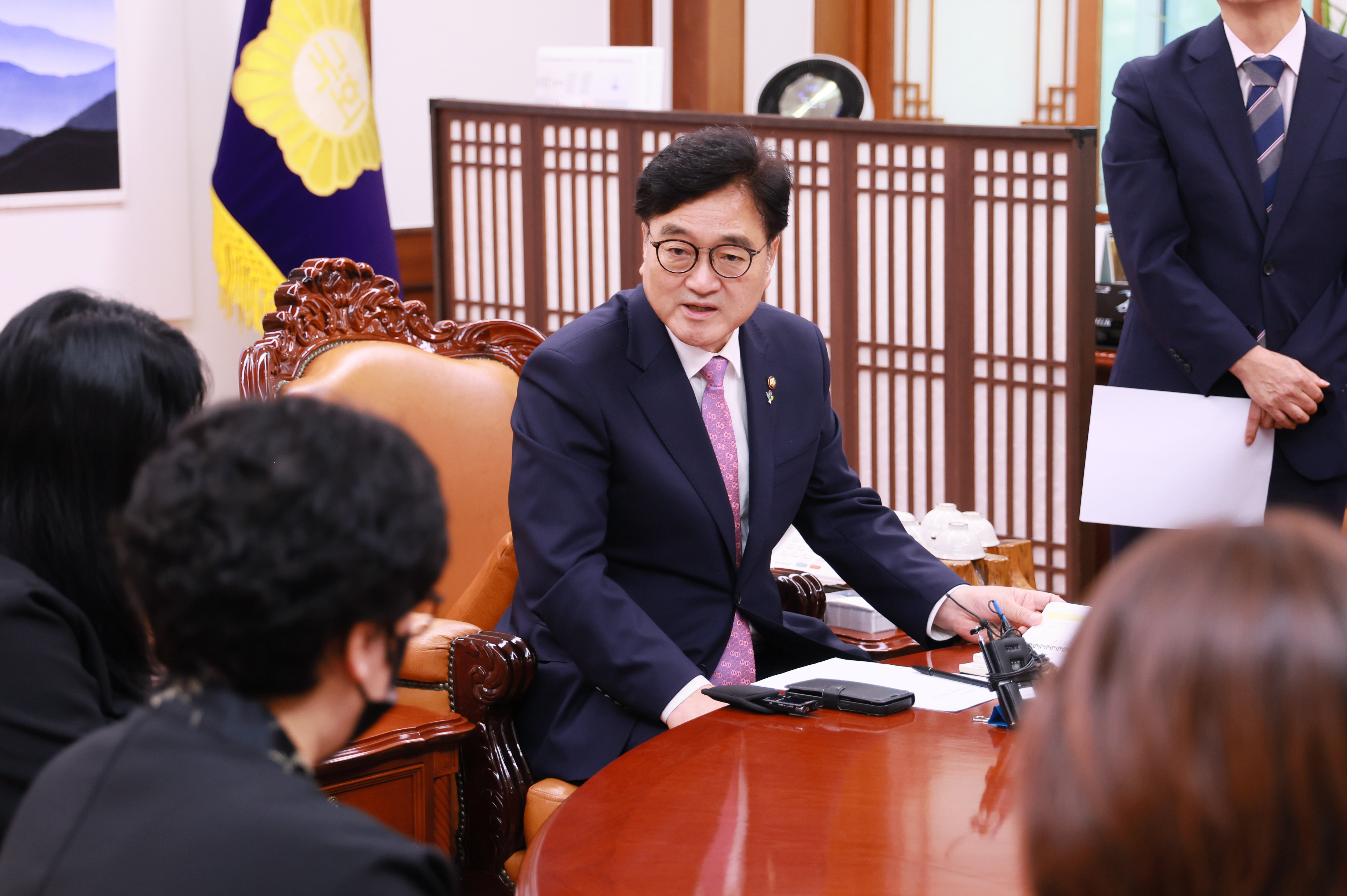 Speaker consoles bereaved family of a teenage worker who died at Jeonju paper mill 관련사진 3 보기