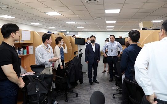 Secretary General visits correspondents’ office